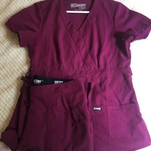 Greys Anatomy scrub set in the color wine